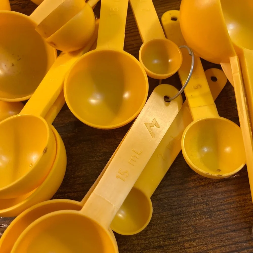 Vintage Plastic Measuring Spoons Lot Yellow White 25ml 15ml 2ml SI Mfg Canada